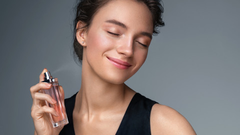 Có nên xịt nước hoa trực tiếp lên da?