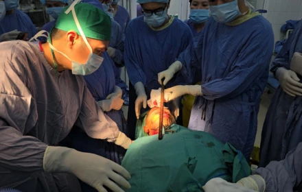 Quá giỏi, các bác sĩ Việt Đức cứu nam sinh 16 tuổi bị thanh sắt dài 3m đâm xuyên từ đầu qua gáy