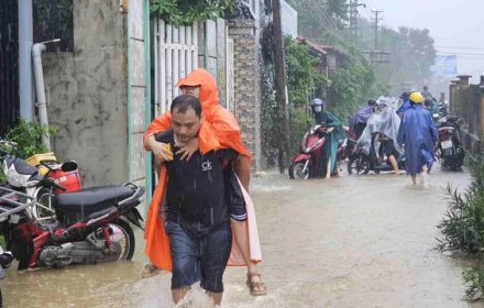 Bão số 12 suy yếu thành áp thấp nhiệt đới, miền Trung bắt đầu mưa lớn