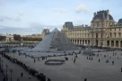 Hot! Pháp bắt nghi phạm vụ trộm 102 triệu USD trang sức từ bảo tàng Louvre