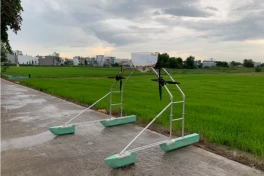 Máy đi trên ruộng có thể gieo hạt, phun thuốc của PGS Vũ Ngọc Ánh giành giải nhì cuộc thi Sáng kiến KH 2024