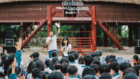 Sun Life Việt Nam triển khai hoạt động chia sẻ kiến thức tài chính cho học sinh tiểu học và trung học