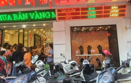 Giá vàng chiều 28/10: Tiếp tục giảm sâu, người dân ồ ạt đi bán, cửa hàng “thừa vàng” trả khách