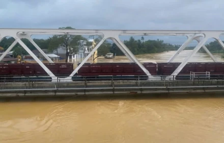 Thêm đoàn tàu 450 tấn ngăn lũ cuốn trôi cầu đường sắt👇