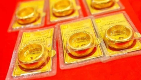 Giá vàng đang giảm mạnh khiến người mua nhận giấy hẹn tuần trước sốc!