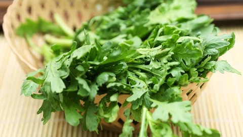 Những người không nên ăn rau cải cúc