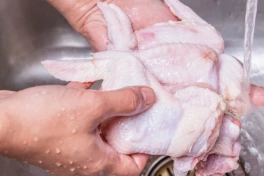 Một sai lầm khi chế biến thịt gà dễ gây ngộ độc thực phẩm