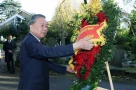 Tổng bí thư Tô Lâm và phu nhân viếng mộ Lãnh tụ giai cấp vô sản Karl Marx tại Luân Đôn