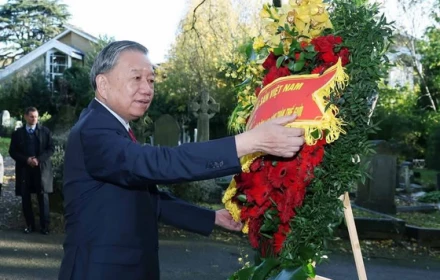 Tổng bí thư Tô Lâm và phu nhân viếng mộ Lãnh tụ giai cấp vô sản Karl Marx tại Luân Đôn