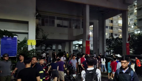 Cháy chung cư ở TP HCM, 3 người kẹt trong thang máy