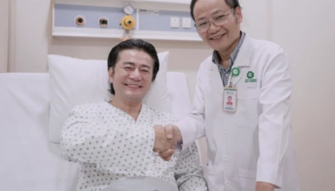 Sau cú đánh pickleball, nam diễn viên điển trai ngã quỵ xuống sân