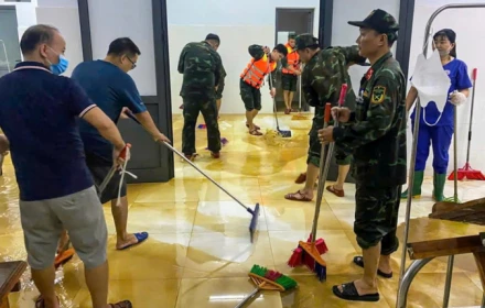 Nhìn oải luôn: Lũ rút để lại lớp bùn dày trong hai bệnh viện lớn ở Đà Nẵng