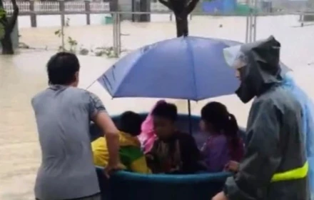 Khổ thật! Phụ huynh dùng xe tải, thuyền thúng chở con về nhà giữa mưa lớn