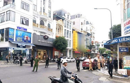 Cảnh sát phong tỏa đường có hàng loạt tiệm vàng nổi tiếng ở Thanh Hóa