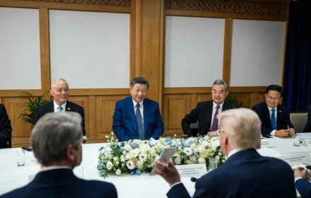 Cả thế giới tò mò: Ông Trump cho xem gì mà ông Tập cười tít