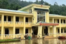 Ai giải thích giúp vì sao trụ sở xã nứt toác, nghiêng ngả sau mưa lớn kéo dài?