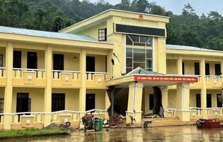 Ai giải thích giúp vì sao trụ sở xã nứt toác, nghiêng ngả sau mưa lớn kéo dài?