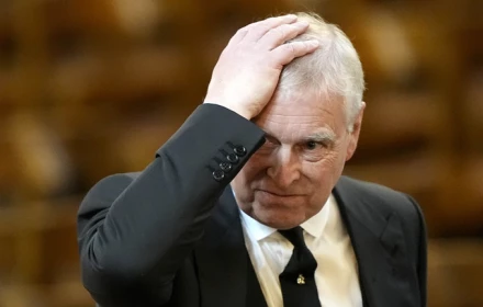 Hoàng tử Anh bị tước bỏ danh hiệu và bị trục xuất khỏi nơi ở hoàng gia