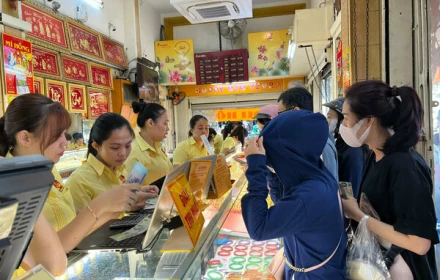 Vì sao có đề xuất đánh thuế 10% với những người mua vàng để “đầu giường” chờ tăng giá?