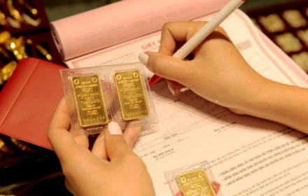 Vì sao có đề xuất đánh thuế 10% với những người mua vàng để “đầu giường” chờ tăng giá?
