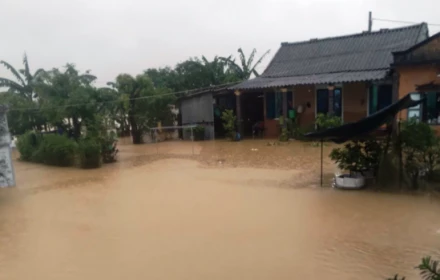 Lũ mới chồng lên hai lũ cũ, Huế tái ngập lụt nhiều nơi, nhiều nhà kiệt sức vừa dọn nhà đã lo lụt tiếp