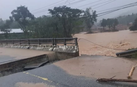 Mưa lũ làm sập mố cầu, gây chia cắt hoàn toàn giao thông ở Huế
