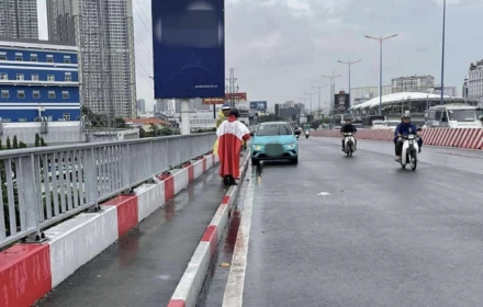 Người đàn ông bỏ lại taxi rồi nhảy cầu Sài Gòn, trước đó có nhiều người quay clip anh đang đứng trên cầu