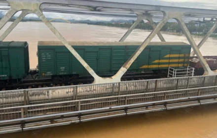 Nóng! 🛑Huế: Điều động khẩn cấp 2 đoàn tàu chở đá 474 tấn để ngăn lũ cuốn trôi 2 cầu