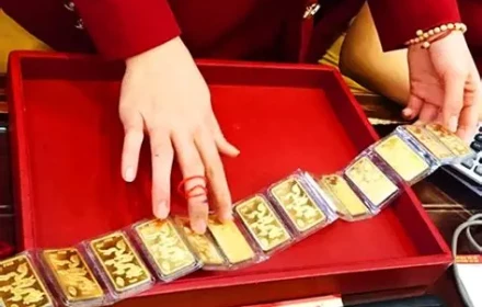 Vì sao giá vàng SJC tiếp tục giảm, khoảng cách với thế giới thu hẹp?