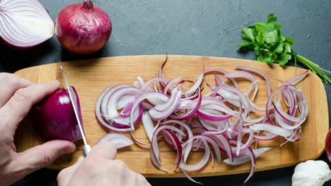 Lý do không nên bảo quản hành tây trong tủ lạnh