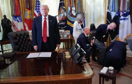 Sự thật sau bức ảnh Trump đứng vô tri khi một người bị ngất trong phòng Bầu dục