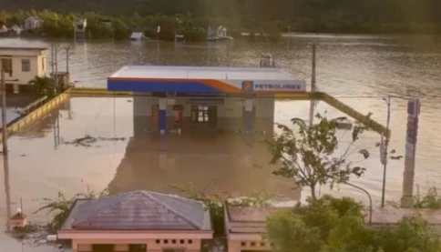 Hình ảnh tan hoang khi Thủy điện Đăk Lăk xả lũ đúng lúc bão đổ bộ: Cả xã chìm trong biển nước