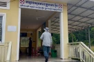 Bộ trưởng Bộ Y tế Campuchia phóng xe máy đến trạm y tế tỉnh kiểm tra đột xuất