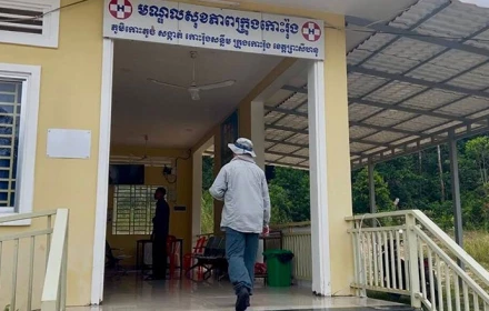 Bộ trưởng Bộ Y tế Campuchia phóng xe máy đến trạm y tế tỉnh kiểm tra đột xuất