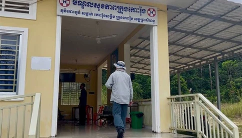 Bộ trưởng Bộ Y tế Campuchia phóng xe máy đến trạm y tế tỉnh kiểm tra đột xuất
