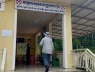 Bộ trưởng Bộ Y tế Campuchia phóng xe máy đến trạm y tế tỉnh kiểm tra đột xuất