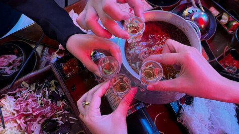 Cách giảm đau đầu sau uống rượu