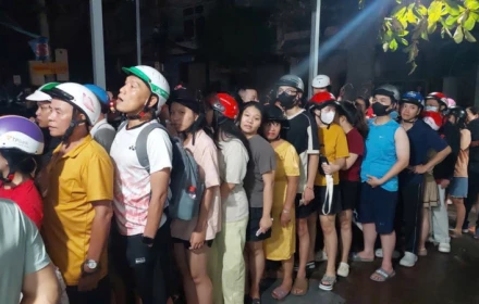 Dân Gia Lai xếp hàng dài chờ 2 tiếng mua đá lạnh sau bão Kalmaegi