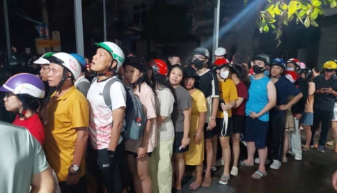 Dân Gia Lai xếp hàng dài chờ 2 tiếng mua đá lạnh sau bão Kalmaegi