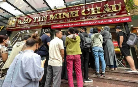 Vì sao nhiều người già tiếc nuối khi xếp hàng đi mua vàng?