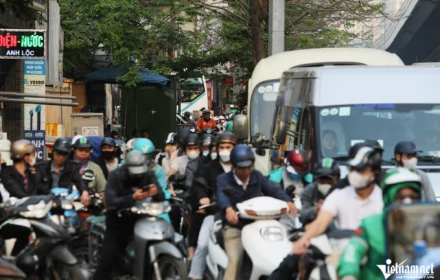 Cục CSGT phản hồi thông tin 'Dùng điện thoại khi dừng đèn đỏ có thể bị phạt'