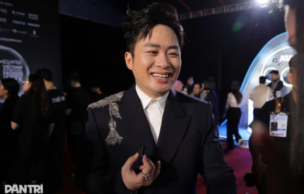 Tùng Dương dự thảm đỏ với trang phục hàng hiệugiá 9.800 bảng Anh, gần 340 triệu đồng của nhà mốt Alexander McQueen