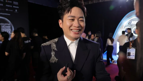 Tùng Dương dự thảm đỏ với trang phục hàng hiệugiá 9.800 bảng Anh, gần 340 triệu đồng của nhà mốt Alexander McQueen