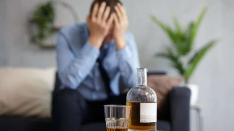 Cách giảm đau đầu sau khi uống rượu