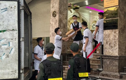 Nóng! Hình ảnh cảnh sát đưa hàng trăm thùng giấy tại thẩm mỹ viện Mailisa lên xe tải