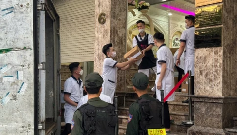 Nóng! Hình ảnh cảnh sát đưa hàng trăm thùng giấy tại thẩm mỹ viện Mailisa lên xe tải