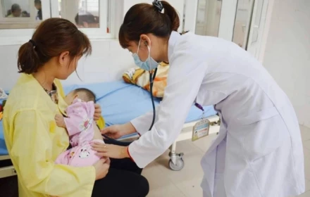 Cha mẹ nghỉ chăm con dưới 7 tuổi ốm được hưởng trợ cấp 75% tiền lương đóng BHXH