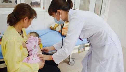 Cha mẹ nghỉ chăm con dưới 7 tuổi ốm được hưởng trợ cấp 75% tiền lương đóng BHXH