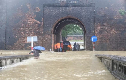 Vì sao miền Trung lại mưa lớn, liệu có vượt kỷ lục của đợt mưa hồi cuối tháng 10?