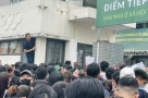 Hỗn loạn chen lấn khi nộp hồ sơ mua nhà ở xã hội tại Hà Nội, một người ngất xỉu